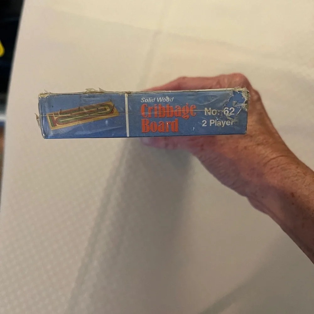 Cardinal VTG Solid Wood 2 Player No. 62 Cribbage Board With Pegs New In Package. - Picture 6 of 6
